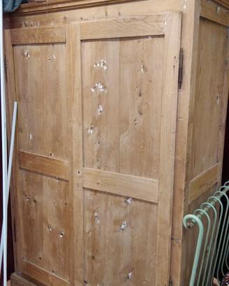 Armadio in legno massello antico