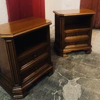 Antichi comodini in legno massello di noce