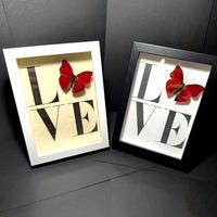 Quadri decorativi con farfalle e scritta “Love”