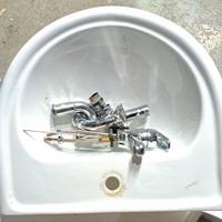 Lavandino sospeso Dolomite con miscelatore