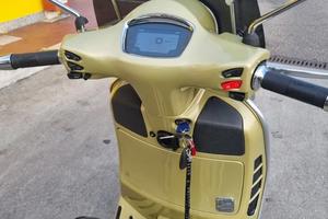 Vespa 300 gts hpe 75 anniversario