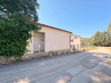 Casa semindipendente con campo da tennis-Lucito