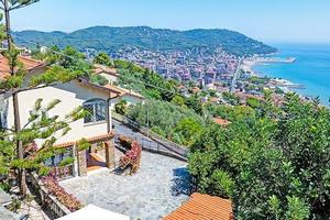 Villa di 202 m² con 5 locali e box auto a Andora