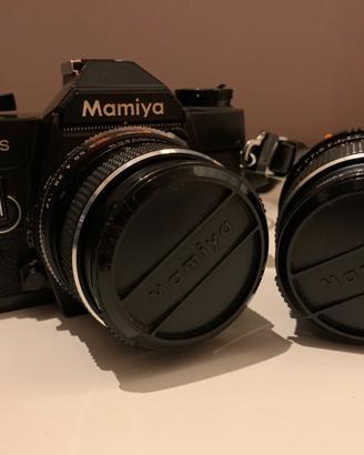 Macchina fotografica Mamiya con accessori