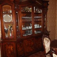Mobile credenza in legno e tavolo con sedie