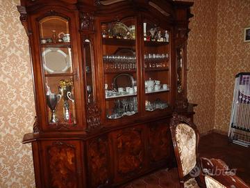 Mobile credenza in legno e tavolo con sedie