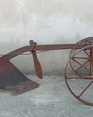 aratro monovomere in ferro antico 