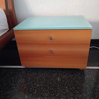 comodini in legno con ripiano in vetro 