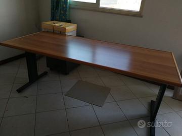Scrivania in noce  180x80  piedi in metallo nero.
