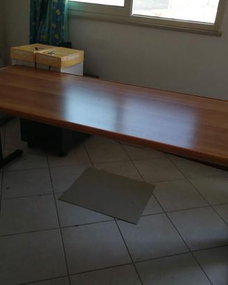 Scrivania in noce  180x80  piedi in metallo nero.