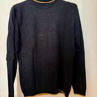 Dolcevita nera con dettagli oro