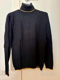 Dolcevita nera con dettagli oro