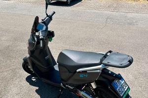 Moto scooter elettrico LIFAN E4 a doppia batteria.