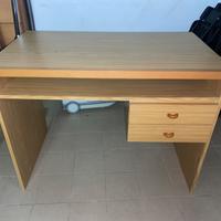 Scrivania in legno con cassetti