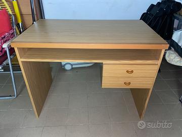 Scrivania in legno con cassetti
