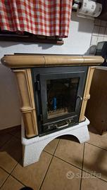 Stufa a legna JUSTUS con rivestimento in ceramica