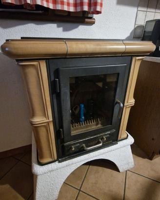 Stufa a legna JUSTUS con rivestimento in ceramica
