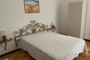 Camera centrale con bagno e cucina