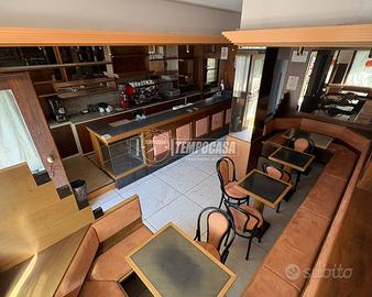 Locale commerciale con ampio spazio esterno privat