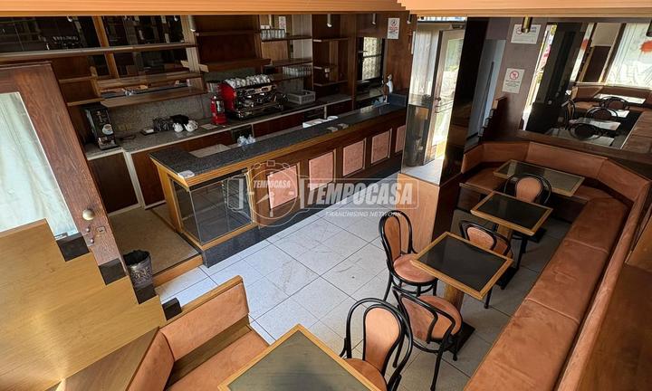 Locale commerciale con ampio spazio esterno privat