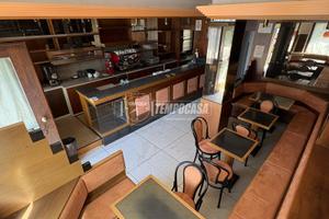 Locale commerciale con ampio spazio esterno privat