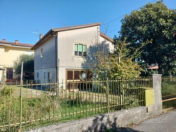 Casa indipendente con giardino e rimessa