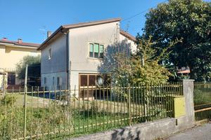 Casa indipendente con giardino e rimessa