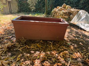 Coppia di fioriere in plastica