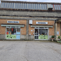 Ferramenta, compreso stabile e materiale