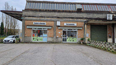 Ferramenta, compreso stabile e materiale