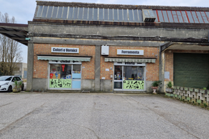 Ferramenta, compreso stabile e materiale