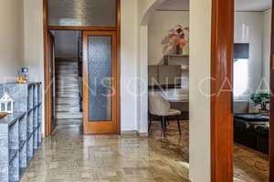 Casa indipendente di 140 m² con 5 locali e box aut