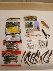 LOTTO ARTIFICIALI E GOMME BASS PIU CAPPELLI PESCA