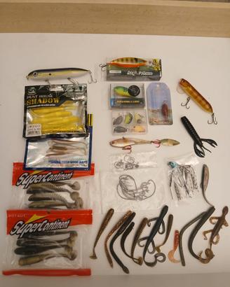 LOTTO ARTIFICIALI E GOMME BASS PIU CAPPELLI PESCA
