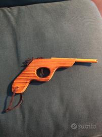 pistola giocattolo in legno 