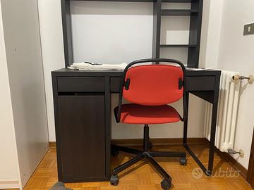 Scrivania con libreria Ikea e lampada