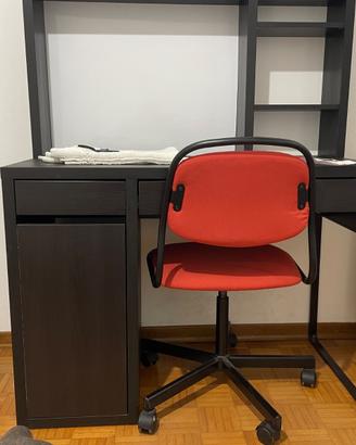 Scrivania con libreria Ikea e lampada