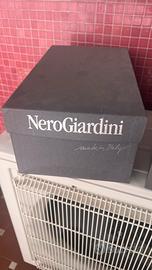 Mocassino Nero Giardini con nappine