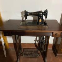 Macchina da cucire Singer con mobiletto