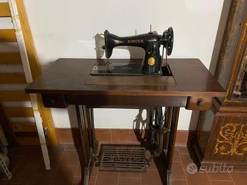 Macchina da cucire Singer con mobiletto