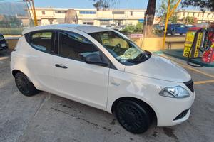Lancia ypsilon con 55.000km anno 2019, per neopate