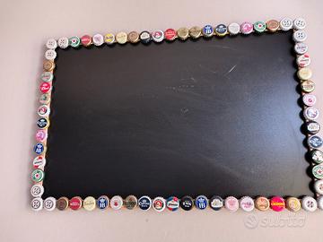 lavagna hand made con tappi di birra