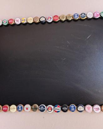 lavagna hand made con tappi di birra