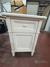 Coppia di comodini shabby chic / vintage