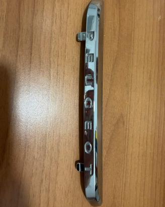 Logo anteriore pegout