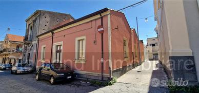 Casa singola con cortile e deposito a Riposto