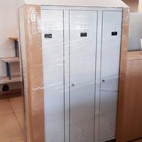 Armadi metallici spogliatoio sporco pulito