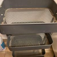 Carrello in ferro con tre ripiani su ruote