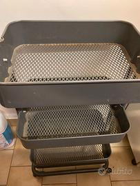 Carrello in ferro con tre ripiani su ruote