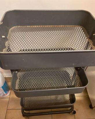 Carrello in ferro con tre ripiani su ruote